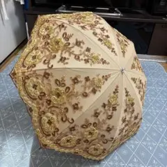ビーズ刺繍の折りたたみ日傘