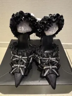 フリル付きビジュー黒ハイヒール
