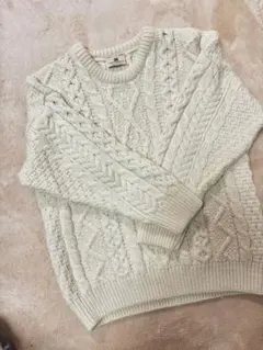 Carrigdon アイボリー ケーブルニットセーター