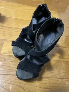 黒いウェッジソールサンダル