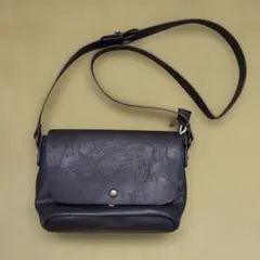 黒い合成皮革ショルダーバッグ