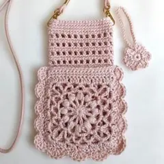 ピンクのかぎ針編みスマホショルダーバッグ ポケット 小花モチーフチャーム付き