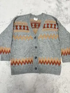 ジグザグパターンのグレーのカーディガン