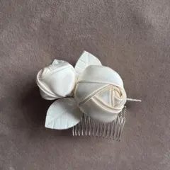 白いサテンのバラのヘアアクセサリーヴァンドームヤマダ