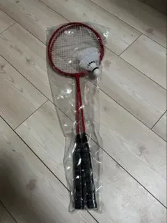 バドミントンラケット 赤 シャトルコック付き
