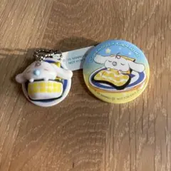シナモンロール×くら寿司　ビックらポン　キーホルダーと缶バッジ