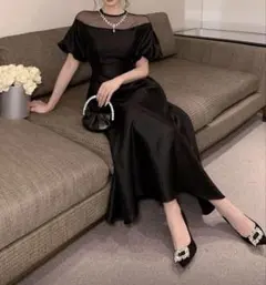 黒のオフショルダーパーティードレス