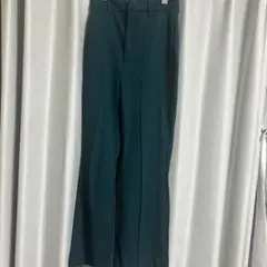 ダークグリーンパンツ