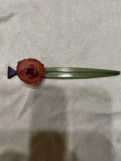 花の形状の髪飾り 緑色と赤紫色