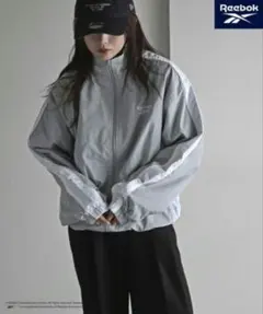 Reebok 別注スモールベクター刺繍裾ドロストナイロンジャケット couro
