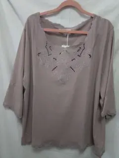 ☆カットソー　胸元の刺繍が華麗 　袖口と裾のスカラップがお洒落感アップ　☆