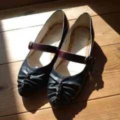 黒レザー ストラップ付きバレエシューズ