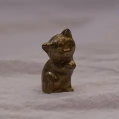 宝くじ売り場に祀られていた、金運を力強く招く猫の置物（イ）