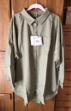 【新品未使用タグ付き】ベルーナ　ロングシャツ　ビッグシルエット　カーキ色