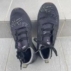 ニューバランス ブラックスニーカー 右足に破けあり