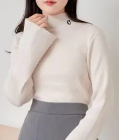 Chico首刺繍ハイネックリブニット