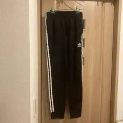 10 adidas ブラックジャージパンツ