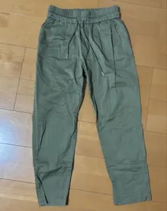 オリーブ色カジュアルパンツ