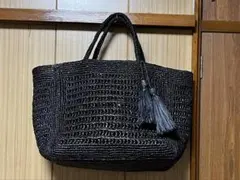 黒い編み込みかごトートバッグ タッセル付きのサムネイル