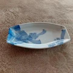白地に藍色模様の横長のお皿