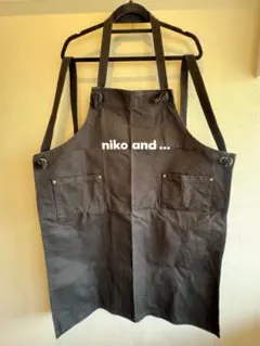 niko and ... 黒エプロン 2ポケットのサムネイル