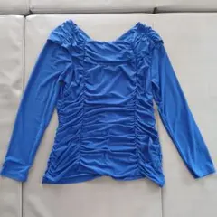 青いギャザー入り長袖トップス