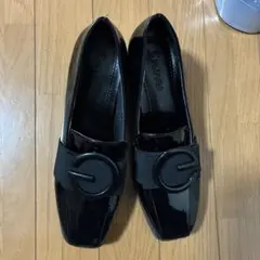 ブラック Gロゴ バックル パンプス