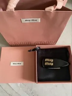 MIU MIU ロゴ ヘアクリップ ブラックのサムネイル