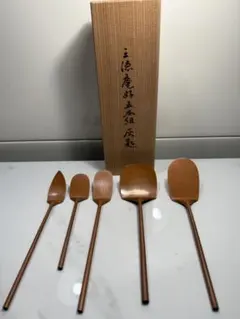 【茶道具】三徳庵好 五本組 灰匙 共箱付き 木箱入り 灰道具(大日本茶道学会)のサムネイル