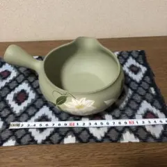 常滑　緑色 陶器製 注ぎ口付き器 花模様 手書き