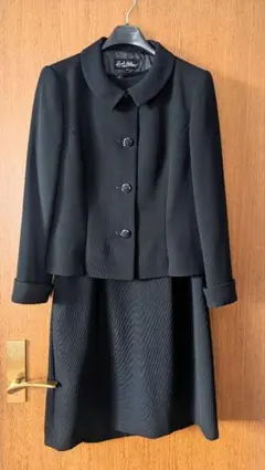 ブラックジャケットとドレスのセット