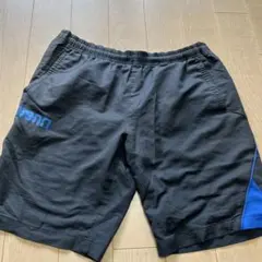 黒の軽量ショートパンツ