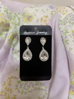 クリスタルドロップ型ピアス　ウェディング　ブライダル