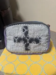 刺繍十字模様の布製ポーチ
