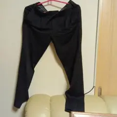 スリムフィット 黒パンツ ウエスト調整可能