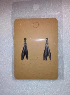 【三枚葉デザインピアス】
