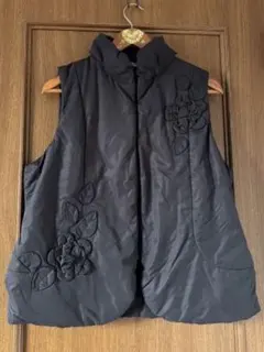 花刺繍付きブラックノースリーブベスト