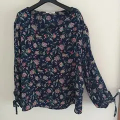 NATURAL BEAUTY BASIC 花柄長袖ブラウス M 　ネイビー