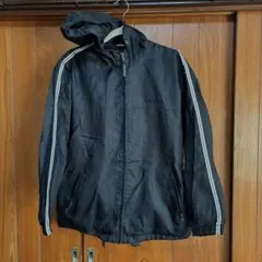 黒いナイロンジャケット フード付き