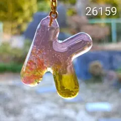 【ハンドメイド】レジン イニシャルストラップ K 紫×黄 金箔 キラキラ