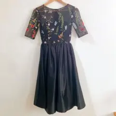 刺繍入り黒パーティードレス