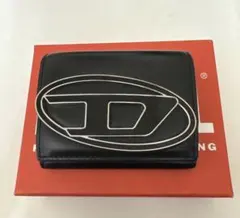 ロゴ付き黒レザー三つ折り財布