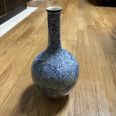 青い花模様の陶器花瓶