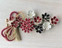 和装髪飾り 赤黒花飾り タッセル付き