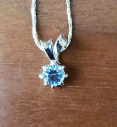 ブルークリスタルのペンダント