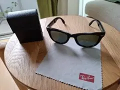 Ray-Ban ブラック サングラス ケース付きのサムネイル