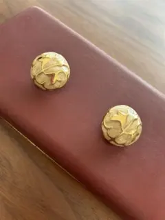 ゴールド 色花彫刻 イヤリング