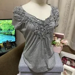 デュアルヴューフレンチスリーブリボンスパンコール装飾グレーTシャツ42(M〜L)のサムネイル