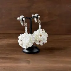 お呼ばれにオススメ！【パールホワイトフラワー】ピアス／イヤリング（ハンドメイド）