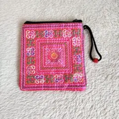 【未使用】ポーチ 　刺繍ポーチ　小物入れ